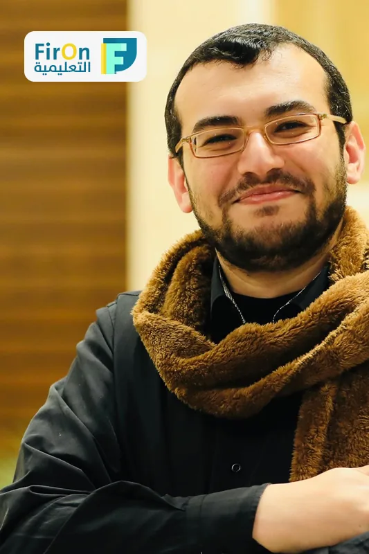 الدكتور أكرم فروانة مبتسماً، وإلى جانبه شعار منصة FirOn التعليمية.